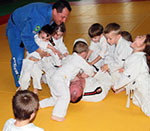 Dojo Ennery 57 - L'éveil Judo est une démarche pédagogique centrée sur l'enfant de 4 ans et 5 ans qui se présente comme une expérience motrice et relationnelle originale 