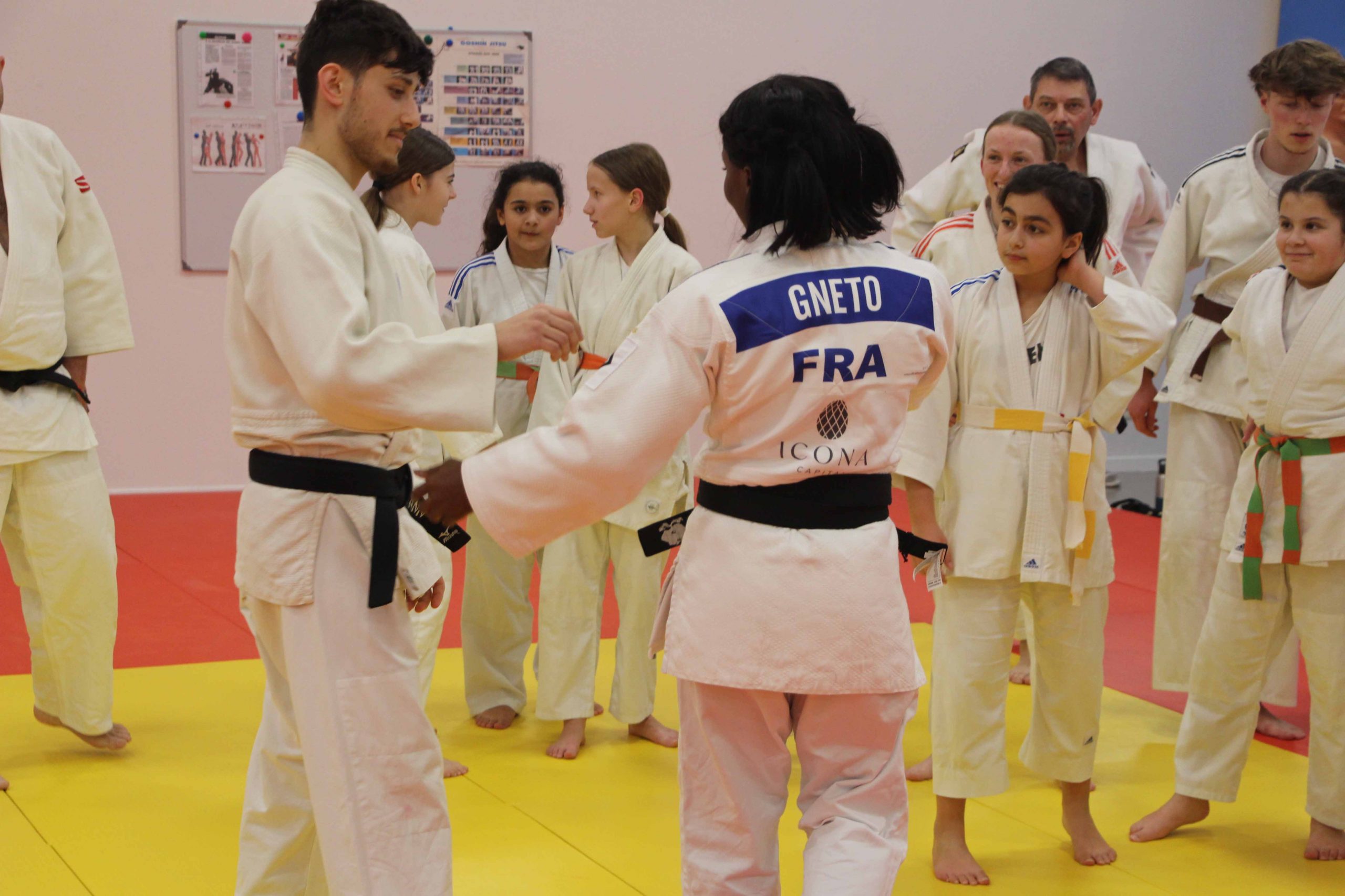à partir de 13/14 ans l'activité prend ses lettres de noblesse pour devenir le JUDO. C'est le groupe ou les adolescents améliorent leurs judo auprès des adultes du club